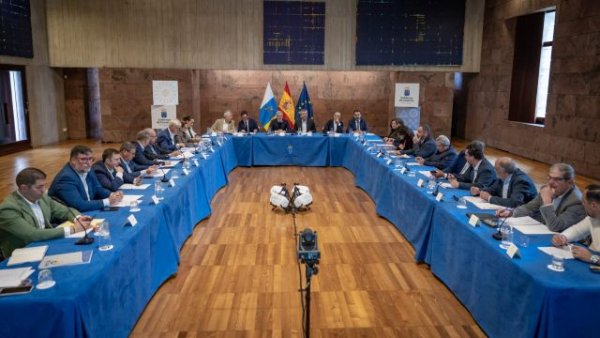 Ayuntamientos y cabildos se suman a enriquecer el Decreto Canario para fortalecer su defensa ante Madrid