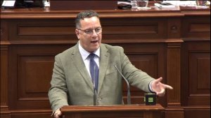 Poli Suárez reitera en el Parlamento el compromiso del Gobierno de Canarias con la FP y su profesorado
