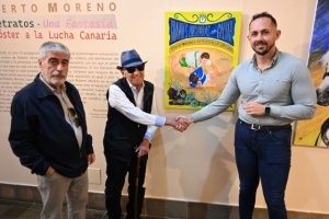 Roberto Moreno dona a Gáldar el póster a la lucha canaria expuesto en la Sala del Sábor