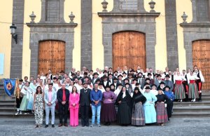 El XXXI Festival Nacional de Folklore Isla de Gran Canaria llen&oacute; de m&uacute;sica, bailes y colorido la Plaza Grande de Gu&iacute;a