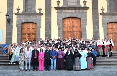 El XXXI Festival Nacional de Folklore Isla de Gran Canaria llenó de música, bailes y colorido la Plaza Grande de Guía