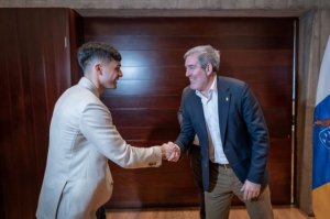 El presidente de Canarias reconoce la trayectoria de Pedri y la pone como ejemplo para los jóvenes canarios