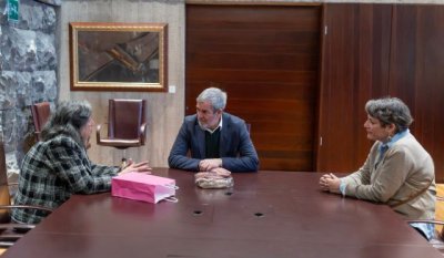 Clavijo recibe la felicitaci&oacute;n navide&ntilde;a de la Asociaci&oacute;n de Mujeres con C&aacute;ncer de Mama de Tenerife (&Aacute;MATE)