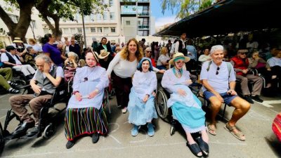 La consejera Isabel Mena celebra el Día de Canarias con los usuarios y familias del Centro Sociosanitario El Pino