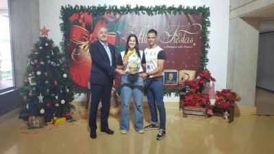 Francisco Castellano recibe y felicita Laura Volo, campeona de Espa&ntilde;a Absoluta de Judo