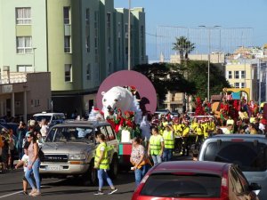 Preciosos Elfos y Papás Noel llenaron de alegría y magia las calles de Guía en la Gran Cabalgata de Navidad en Familia