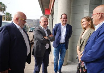 Torres se re&uacute;ne con representantes de la C&aacute;mara de Comercio de Fuerteventura y de la patronal hotelera Asofuer