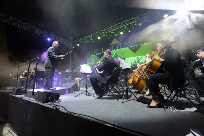 G&aacute;ldar: La Banda Municipal hace bailar a la Plaza de Santiago a ritmo de salsa y merengue