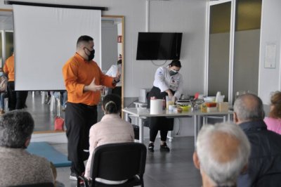 Familiares de pacientes con enfermedades neurodegenerativas participan en unos talleres en el Hospital Dr. Negr&iacute;n