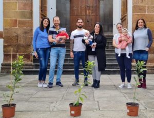 Los bebés nacidos en Teror reciben el “árbol de su vida”