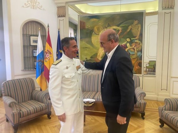 El delegado del Gobierno se reúne con el hasta ahora almirante comandante del Mando Naval de Canarias