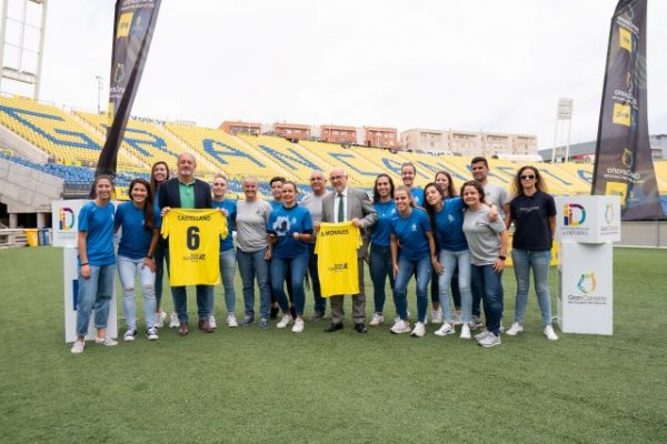 Antonio Morales y Francisco Castellano agasajan al AD Teldeportivo tras su ascenso a Primera División del Fútbol Sala Femenino