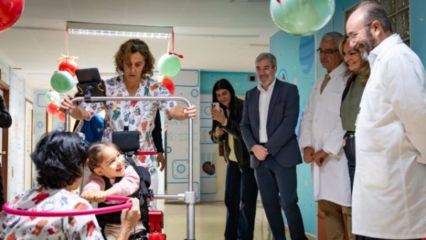 Clavijo destaca la apuesta por la innovaci&oacute;n sanitaria con el primer exoesqueleto pedi&aacute;trico de Canarias