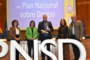 El director general de Salud Pública recibe la Cruz Blanca de la Orden al Mérito del Plan Nacional sobre Drogas