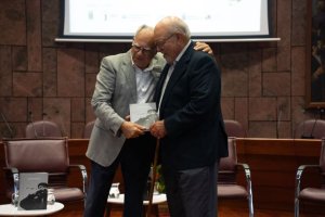 La Gomera homenajea a Isidro Ortiz en la clausura de las jornadas internacionales de Silbo Gomero