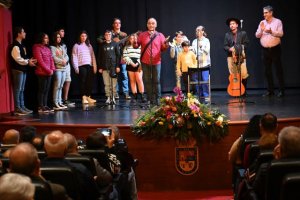 El Teatro Hesp&eacute;rides se llen&oacute; de versos y rimas improvisadas durante el VIII Encuentro de Verseadores Ciudad de Gu&iacute;a