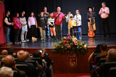El Teatro Hesp&eacute;rides se llen&oacute; de versos y rimas improvisadas durante el VIII Encuentro de Verseadores Ciudad de Gu&iacute;a