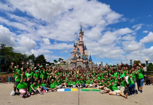 La Banda Municipal de M&uacute;sica de G&aacute;ldar participa en la cabalgata m&aacute;s multitudinaria de la historia de Disneyland Par&iacute;s