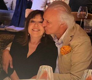 La actriz Loles Le&oacute;n invita a descubrir los secretos de los supercentenarios en la "Gu&iacute;a para vivir sanos 120"a&ntilde;os del Dr. Manuel de la Pe&ntilde;a