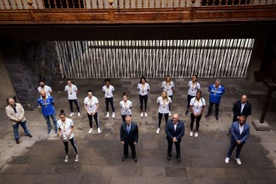 El presidente de Canarias recibe al CV Haris tras la consecuci&oacute;n de la Copa de la Reina de voleibol