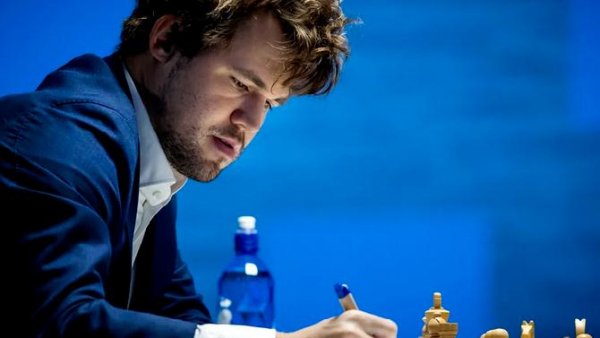 Ajedrez: Carlsen retiene su título mundial tras otro error garrafal de Nepo