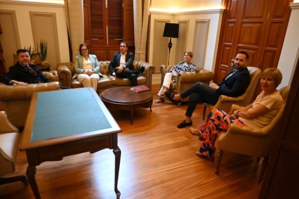 Gáldar: Teodoro Sosa mantiene una reunión con la consejera de Bienestar Social del Gobierno de Canarias