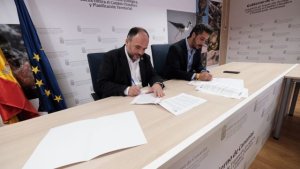 José Antonio Valbuena y Luis Yeray Gutiérrez firman el protocolo para la ejecución del parque inundable