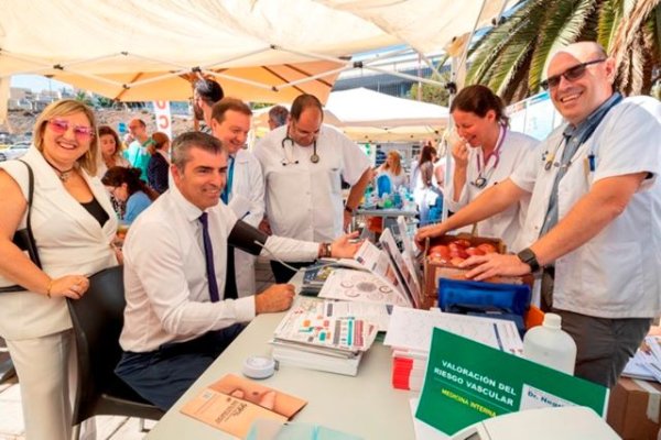 Más de 300 usuarios y 50 profesionales participan en una Feria de la Salud organizada por el Hospital Dr. Negrín