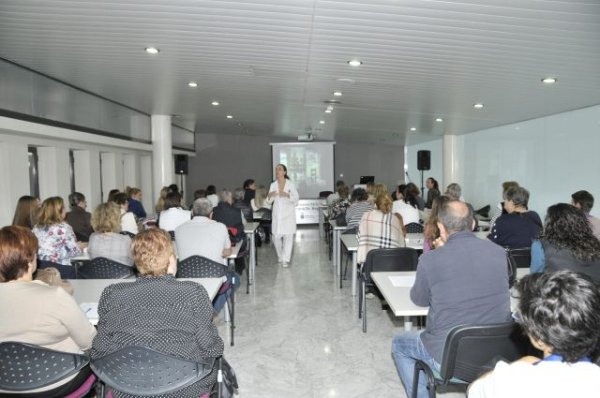 El Aula de Pacientes Doctor Negrín cierra 2025 con una charla centrada en la ausencia de seres queridos en Navidad