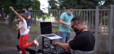 Adolescentes cuentan sus inquietudes bailando a ritmo de música electrónica en ‘El Parlamento del Futuro’