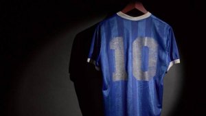 La hija de Maradona hunde las expectativas con la subasta de la camiseta