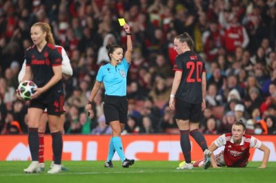 La árbitra Marta Huerta de Aza, reconocida por su histórico ascenso al fútbol masculino profesional