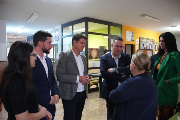 El Gobierno convocará a los ayuntamientos del sur de Tenerife para abordar el aumento poblacional en escuelas
