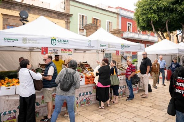 El Mercado Agr&iacute;cola de G&aacute;ldar llena de sabor y primavera la Plaza de Santiago