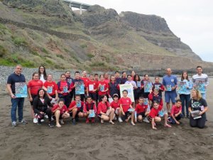 Escolares del CEIP Juan Arencibia Sosa de La Atalaya de Guía compartieron hoy una jornada de educación medioambiental con el campeón del mundo de bodyboard Amaury Lavernhe