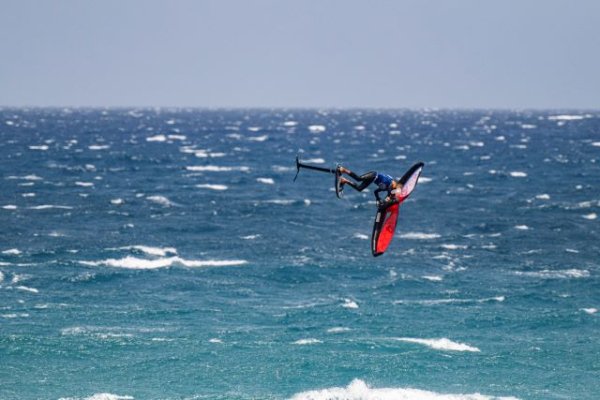 Arranca el Mundial de Wingfoil con saltos altos y trucos mágicos