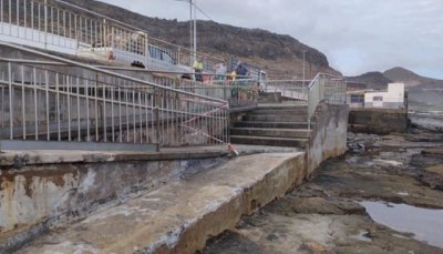 Villa de Moya: El Ayuntamiento ha procedido a retirar las vallas y pavimentos dañados por la fuerza de la marea en el Charco de San Lorenzo.