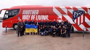 El Atl&eacute;tico de Madrid env&iacute;a el autob&uacute;s del primer equipo con ayuda a Ucrania