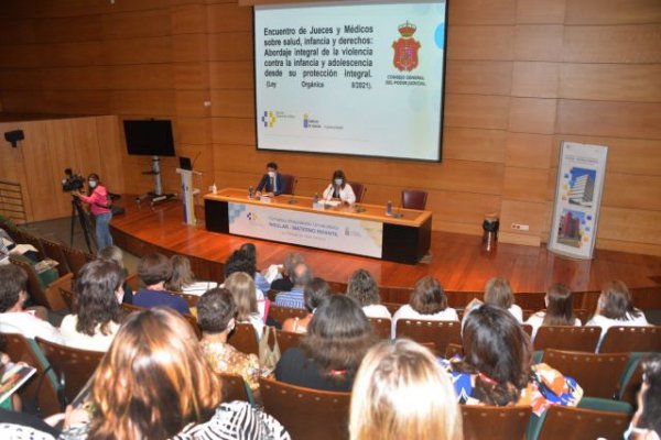 Jueces y médicos se reúnen para abordar la violencia contra la infancia y adolescencia