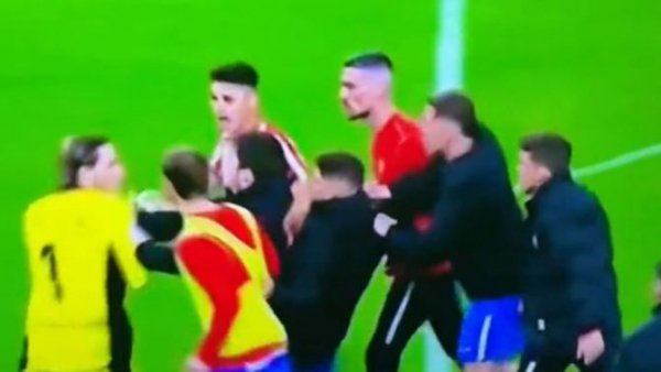 El derbi asturiano, sin aficionados rivales, lo gan&oacute; el Oviedo y acab&oacute; en tangana