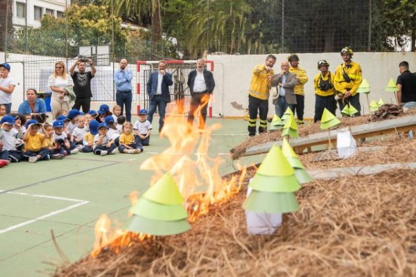 El Cabildo homenajea al personal que colabora en la extinción de incendios y lanza una nueva campaña de prevención