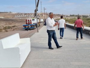 Fuerteventura: Se culmina la obra emblemática de la avenida marítima con la instalación del mobiliario urbano en Puerto del Rosario