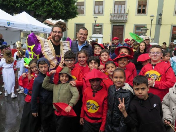 Las calles de Guía se llenaron hoy de la fantasía y el desparpajo de los participantes en la Gran Cabalgata Infantil