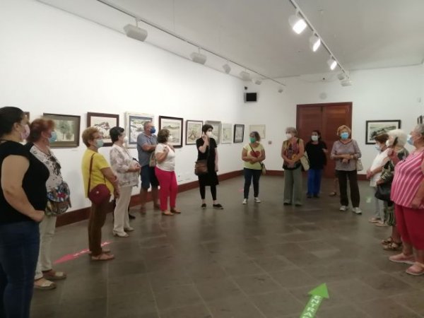 Elena Galarza muestra la obra de su padre a alumnos de los talleres de pintura que imparte Miriam Durango