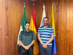 Villa de Moya: Ra&uacute;l Afonso recibe a la nueva teniente de la Guardia Civil