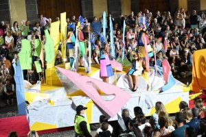 El homenaje a las costureras y a la magia de su oficio inundó de colorido las calles de Guía en la noche de la Cabalgata de las Fiestas