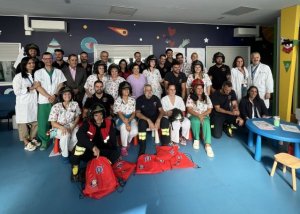 Los niños y niñas del Hospital La Candelaria reciben la visita navideña de Bomberos de Tenerife