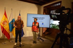 La lava sigue llegando al mar sin desbordar el perímetro ya afectado