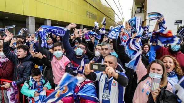 La Polícia denuncia a varios aficionados del Espanyol por portar bengalas