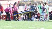 Una jugadora del Rayo es atendida por el médico del Athletic por faltar el propio
